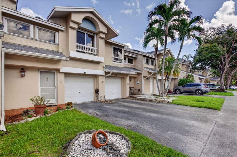 2 bedroom Townhouse at 2047 Discovery Circle, Coral Point North, Deerfield Beach — photo 3