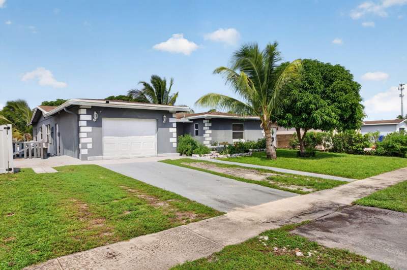 4 bedroom Single Family Residence at 6351 SW 10th Court, Kimberly Village Sec One, North Lauderdale — photo 2