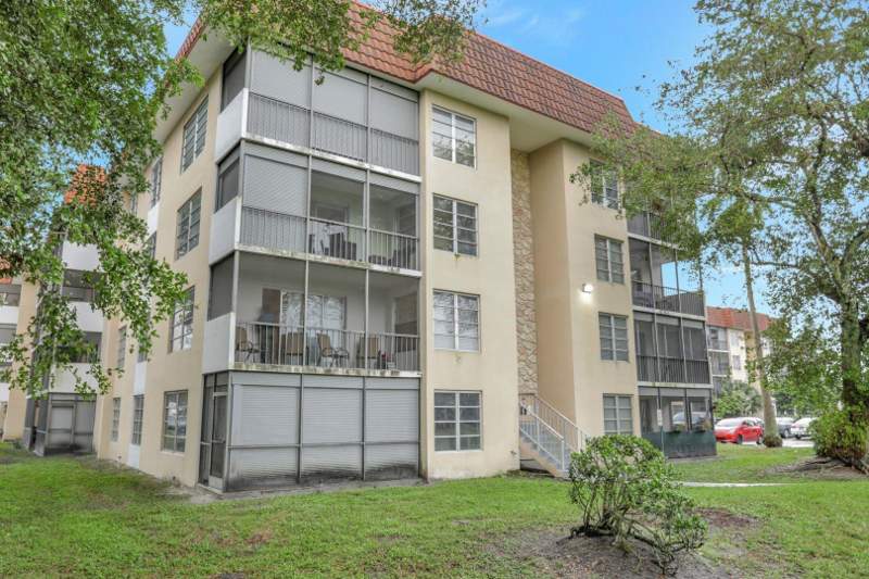 2 bedroom Condominium at 4168 Inverrary Drive #102, Manors Of Inverrary I-9, Lauderhill — photo 2