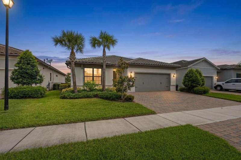 4 bedroom Single Family Residence at 535 SE Villandry Way, Veranda Gardens East Phase 4, Port St. Lucie — photo 2