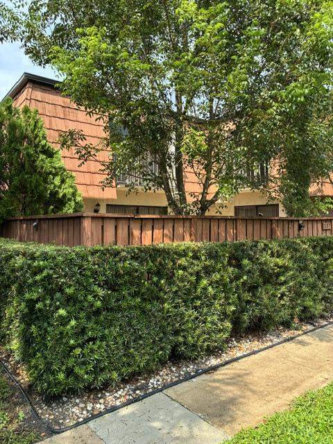 2 bedroom Townhouse at 207 Live Oak Lane #., Chalet 4 1 Sandalwood, Boynton Beach — photo 2