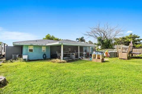1897 SE Rainier Road, Port St. Lucie FL - photo 15 of 36