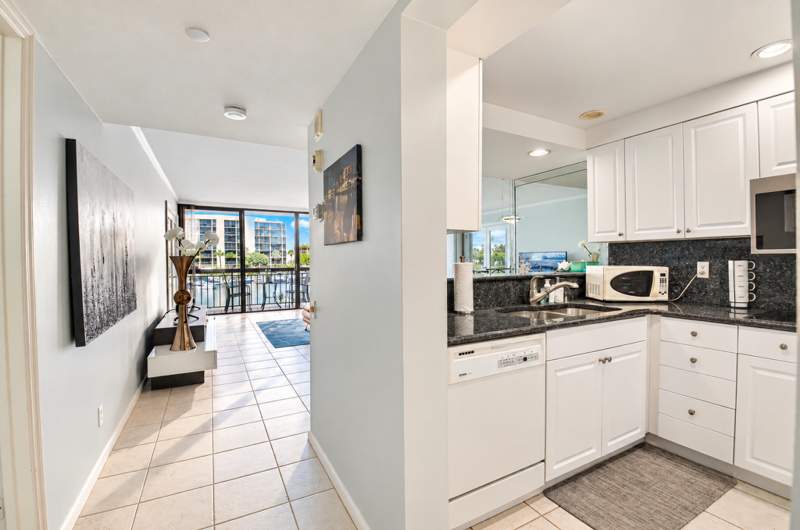 2 bedroom Condominium at 2687 N Ocean Boulevard #206, Yacht & Racquet Club Of Boca Raton Condo, Boca Raton — photo 4