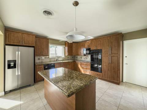1025 Yale Drive, Hollywood FL - photo 6 of 23