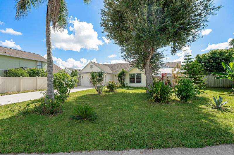 3 bedroom Single Family Residence at 1604 Bayridge Place, Meadowland Cove 1 Of Wellington, Wellington — photo 4