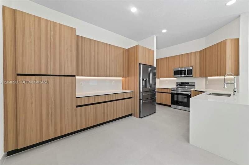 4 bedroom Single Family Residence at 3040 SW 44th Court, Schooner Ridge, Dania Beach — photo 2