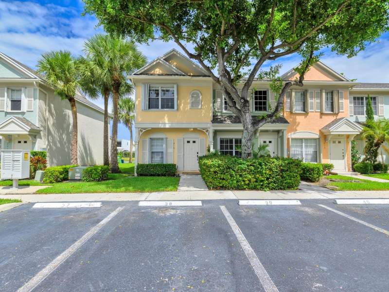 2 bedroom Townhouse at 219 Mallory Court, Bonaventure, Weston — photo 2