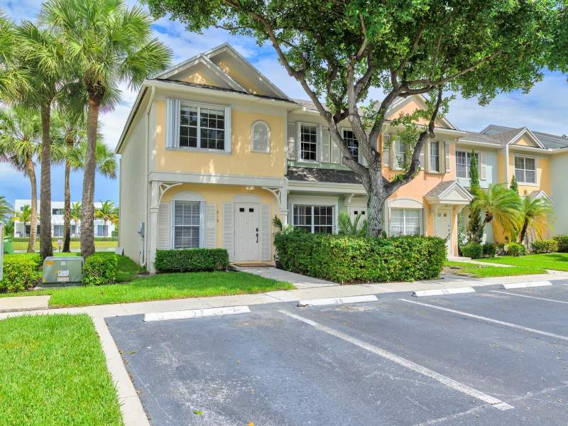 2 bedroom Townhouse at 219 Mallory Court, Bonaventure, Weston — photo 3