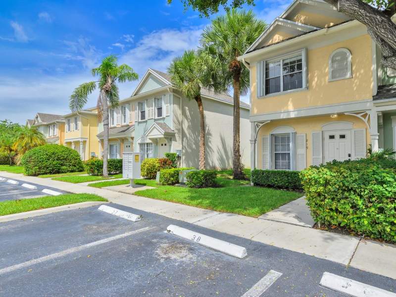 2 bedroom Townhouse at 219 Mallory Court, Bonaventure, Weston — photo 4