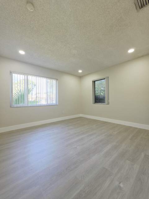 1432 NE 27th Street, Wilton Manors FL - photo 6 of 9