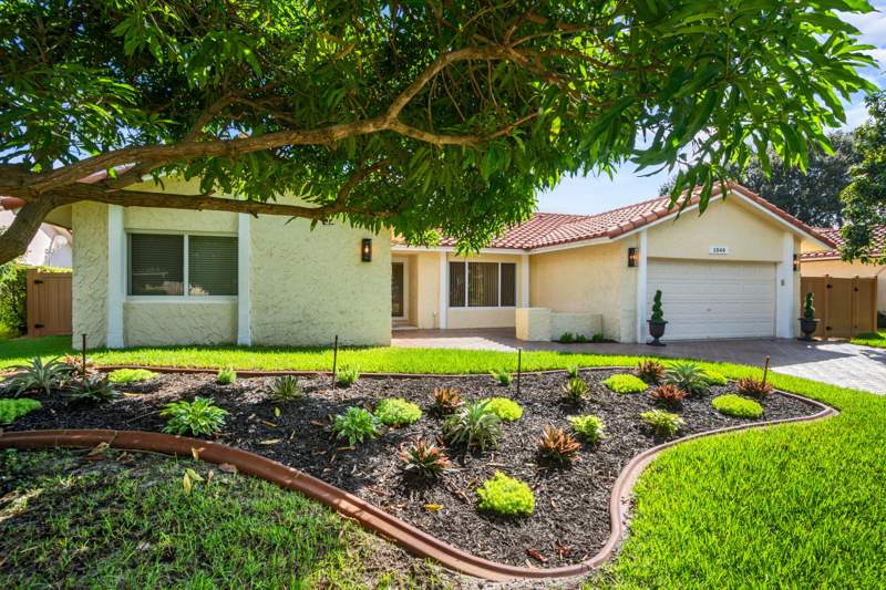 4 bedroom Single Family Residence at 1340 NW 97th Avenue, Jacaranda Lakes Section Five, Plantation — photo 2