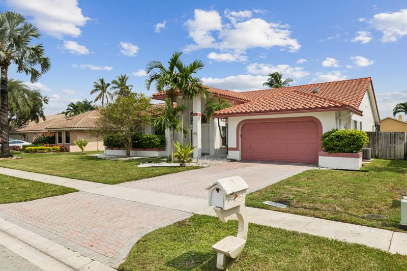 4 bedroom Single Family Residence at 1240 NW 100th Way, Jacaranda Parcel 274, Plantation — photo 3