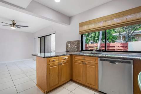 3015 Oaktree Lane #Unit 277, Hollywood FL - photo 8 of 32
