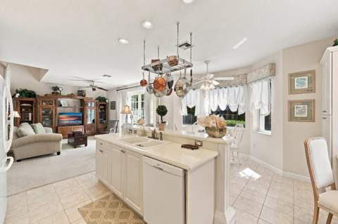 6346 Stonehurst Circle, Lake Worth FL - photo 13 of 46