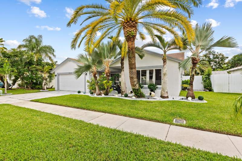 4 bedroom Single Family Residence at 10110 SW 16th Place, Nob Hill Village, Davie — photo 2