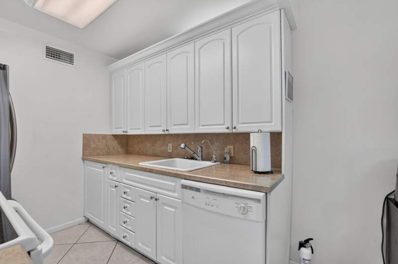 2 bedroom Condominium at 2025 Cornwall B, Century Village, Boca Raton — photo 5