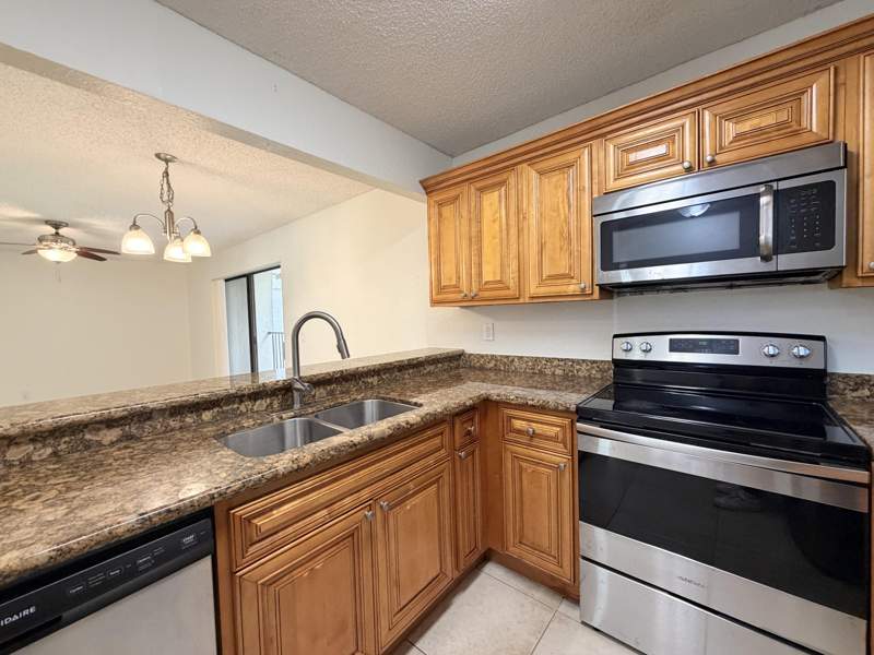 2 bedroom Condominium at 1541 Windorah Way #E, Palm Beach Place Condo, West Palm Beach — photo 3
