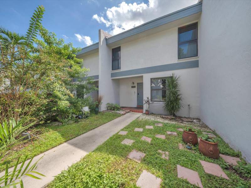 3 bedroom Townhouse at 9240 NW 14th Street, Westview Condominium No Four, Pembroke Pines — photo 2