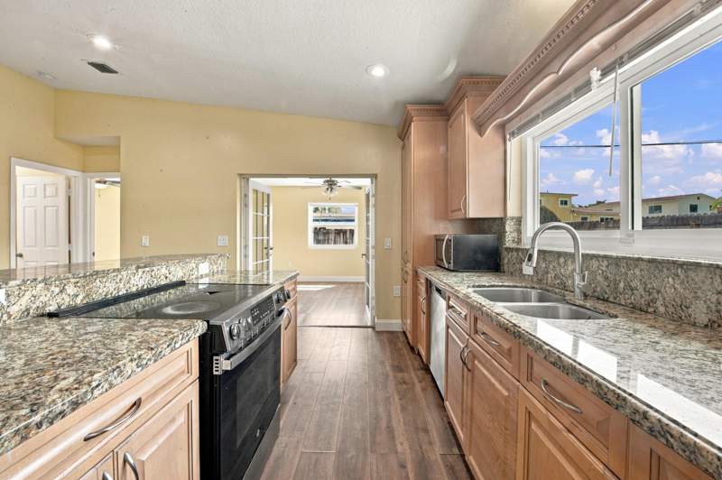 4 bedroom Single Family Residence at 6824 SW 5th Street, South Broward Ranches, Pembroke Pines — photo 4