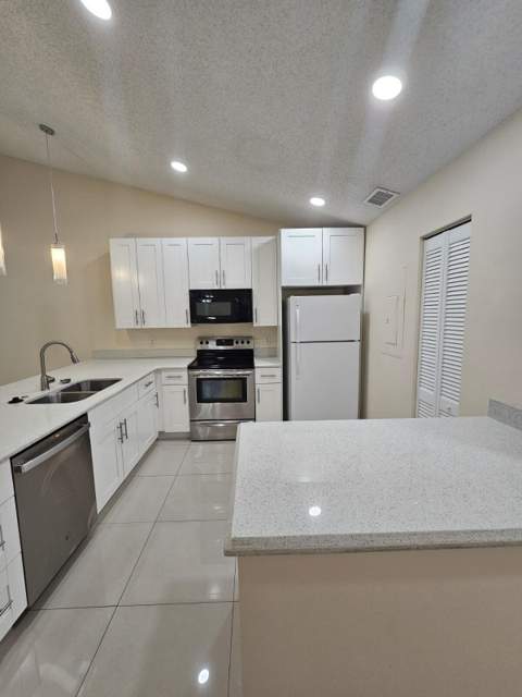 480 Hardwood Place, Boca Raton FL - photo 6 of 36