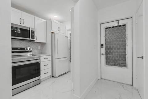 460 Paradise Isle Boulevard #101, Hallandale Beach FL - photo 11 of 57