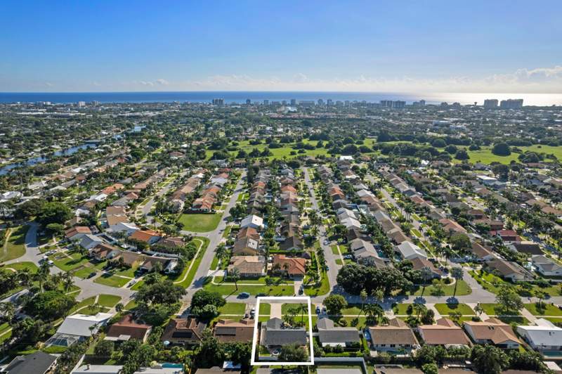 3 bedroom Single Family Residence at 7969 W Country Club Boulevard, Hidden Valley Sec 3, Boca Raton — photo 3