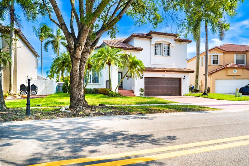 4 bedroom Single Family Residence at 18438 NW 11th Street, Chapel Lake Estates, Pembroke Pines — photo 3