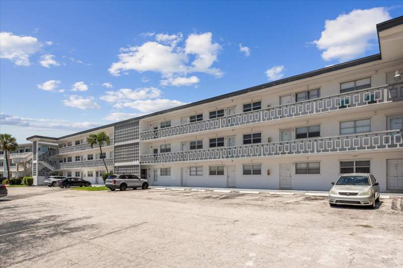 1 bedroom Condominium at 467 Golden Isles Drive #206, Envoy North Condo, Hallandale Beach — photo 3