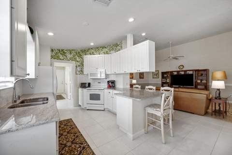 8558 SE Retreat Drive, Hobe Sound FL - photo 15 of 44