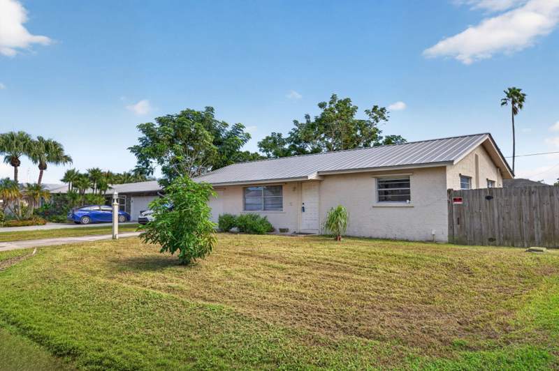 2 bedroom Single Family Residence at 1860 SE Madison Street, Coral Gardens, Stuart — photo 3