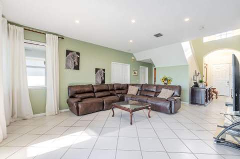1233 Avondale Lane, West Palm Beach FL - photo 9 of 38