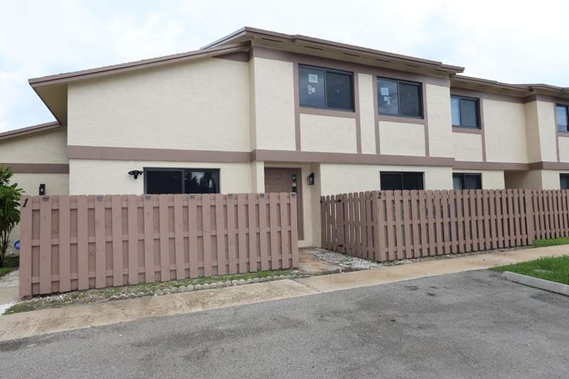 3 bedroom Townhouse at 10675 NW 30th Place #2, Country Squire Townhomes Condo 9, Sunrise — photo 2