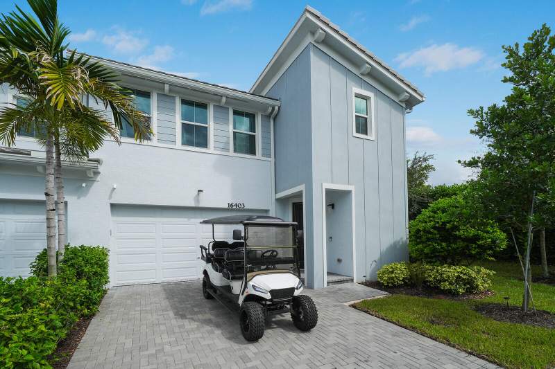 3 bedroom Townhouse at 16403 Helix Court, Crossings Of Westlake, Westlake — photo 3