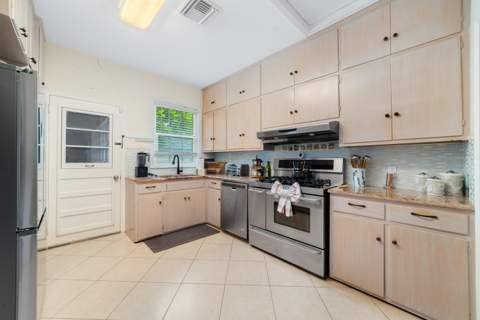 1102 Seaspray Avenue, Delray Beach FL - photo 11 of 41