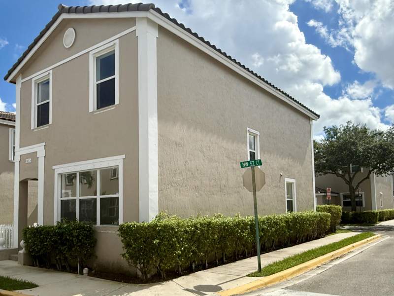 3 bedroom Townhouse at 10536 NW 57th Court #10536, Kensington Manor, Coral Springs — photo 2