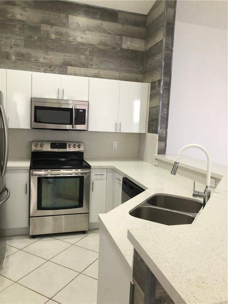 3 bedroom Single Family Residence at 887 Savannah Falls Drive, Sector 3 - Parcels C D E F & G, Weston — photo 3