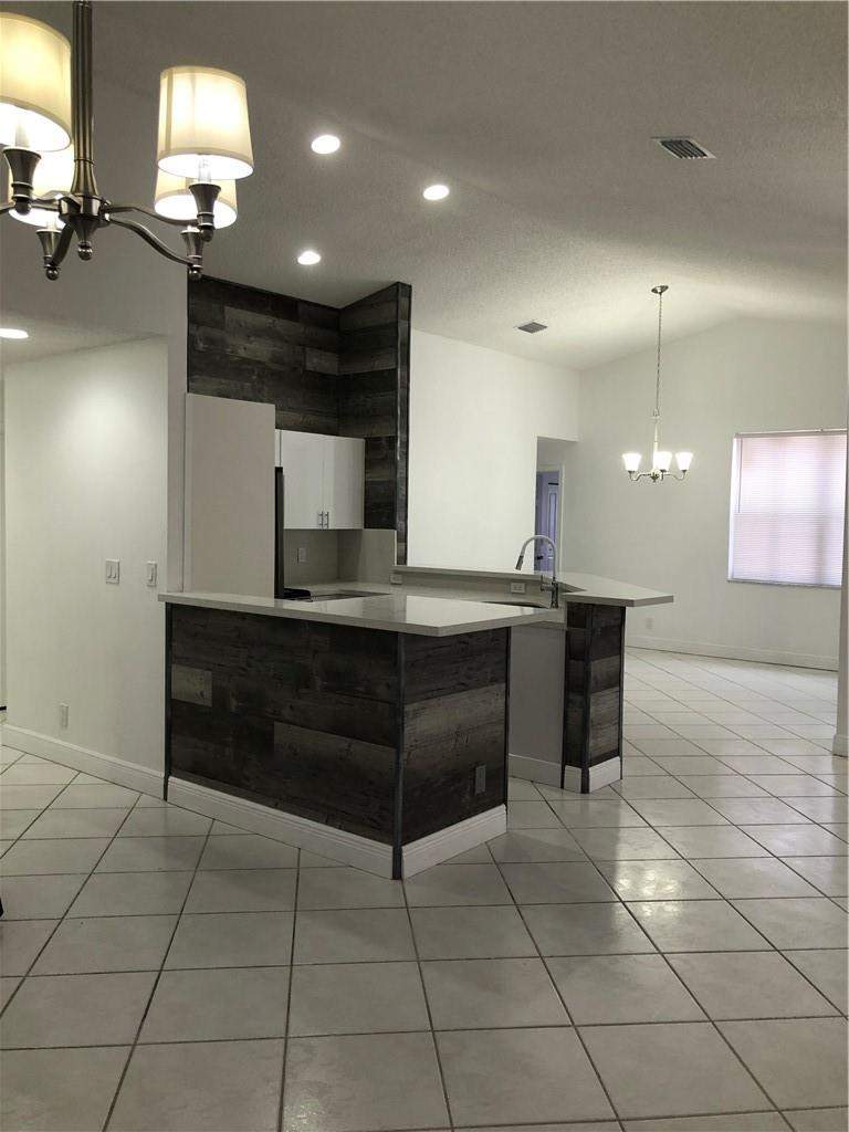 3 bedroom Single Family Residence at 887 Savannah Falls Drive, Sector 3 - Parcels C D E F & G, Weston — photo 4