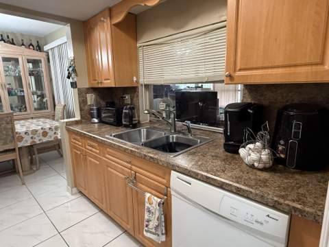 2287 NW 81st Avenue, Sunrise FL - photo 7 of 34