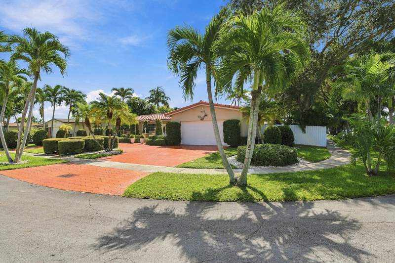5 bedroom Single Family Residence at 8670 NW 19th Street, Pasadena Lakes West, Pembroke Pines — photo 4