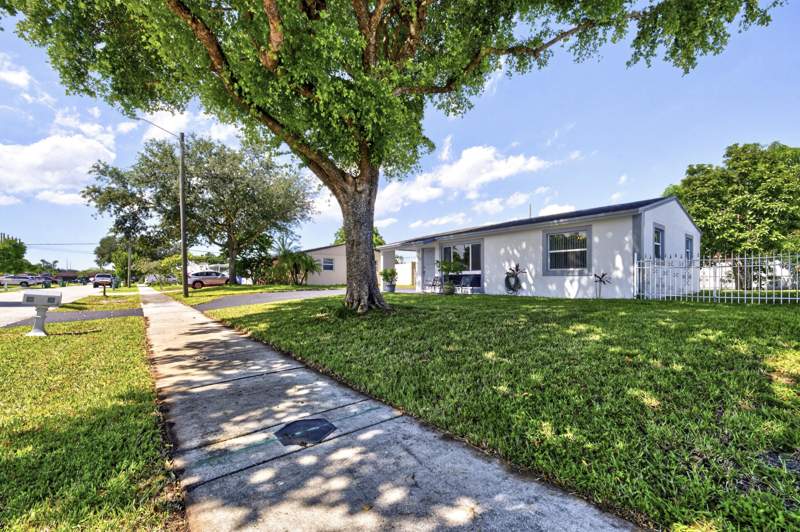 2 bedroom Single Family Residence at 4821 SW 18th Street, Broadview Park, Fort Lauderdale — photo 2
