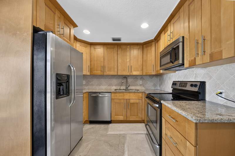 2 bedroom Single Family Residence at 4821 SW 18th Street, Broadview Park, Fort Lauderdale — photo 4