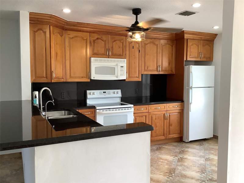 2 bedroom Villa at 6699 Moonlit Drive, Camelot Village Sec 1, Delray Beach — photo 2