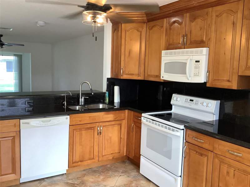 2 bedroom Villa at 6699 Moonlit Drive, Camelot Village Sec 1, Delray Beach — photo 3