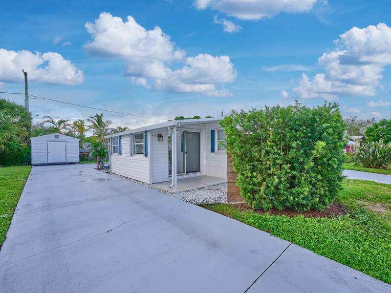 2 bedroom Manufactured Home at 8421 SE Skylark Avenue, Ridgeway, Hobe Sound — photo 2