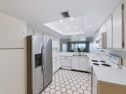 529 NE Plantation Road #105, Stuart FL - photo 7 of 36