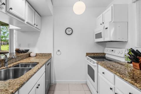 526 Club Drive, Palm Beach Gardens FL - photo 8 of 61