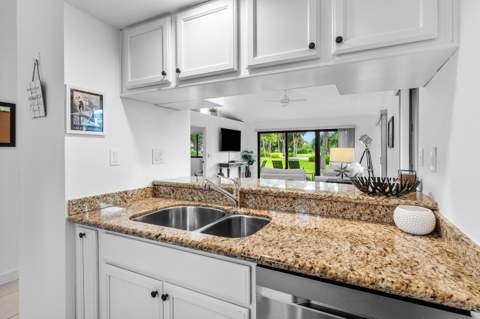 526 Club Drive, Palm Beach Gardens FL - photo 9 of 61