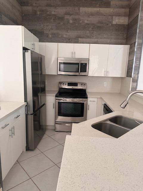 3 bedroom Single Family Residence at 887 Savannah Falls Drive, Sector 3 - Parcels C D E F & G, Weston — photo 2