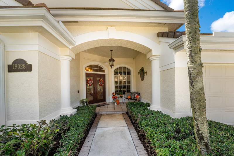 4 bedroom Single Family Residence at 19028 SE Loxahatchee River Road, Moorings of Jupiter, Jupiter — photo 4