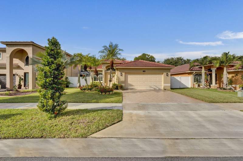 3 bedroom Single Family Residence at 226 SW 206th Avenue, Crystal Pointe, Pembroke Pines — photo 3